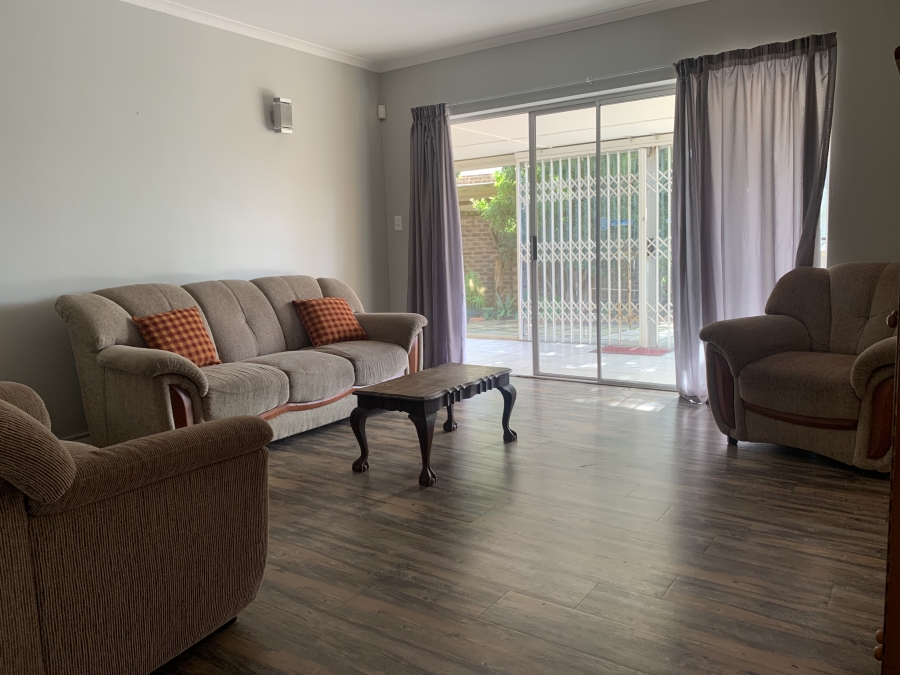 To Let 4 Bedroom Property for Rent in Summerstrand Eastern Cape
